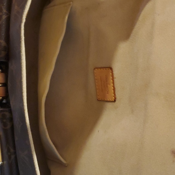 Lv 2 pocket purse - Picture 2 of 5